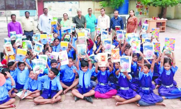 शिक्षा सत्र प्रारंभ में ही चरामेति ने बांटी लेखन सामग्री