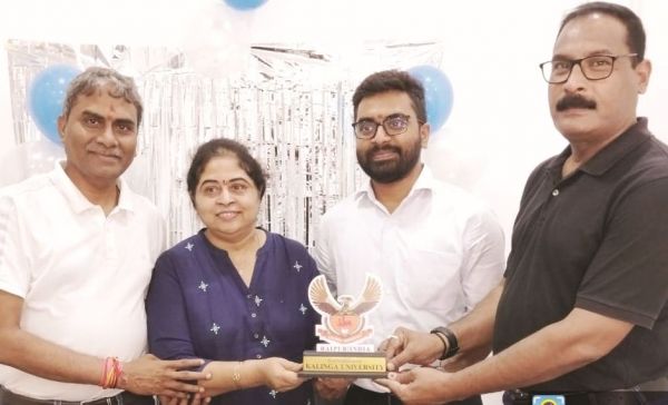 अपने पेटेंट का सेनिटाइजर देकर कलिंगा विवि ने डॉक्टरों को किया सम्मानित