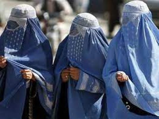 तालिबान का औरतों के ख़िलाफ़ एक और फ़रमान, अफ़ग़ान औरतें क्या बोलीं?