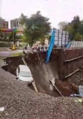 मुंबई में सड़क धंसने से कई वाहन फंसे, कोई हताहत नहीं