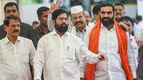 शिंदे ने शिवसेना के जनप्रतिनिधियों के साथ बैठक की, उनकी चिंताएं दूर करने की कोशिश की
