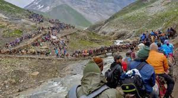 अमरनाथ यात्रियों की सुरक्षा सुनिश्चित करने के लिए सेना ने जम्मू-कश्मीर राजमार्ग पर गश्त लगाई
