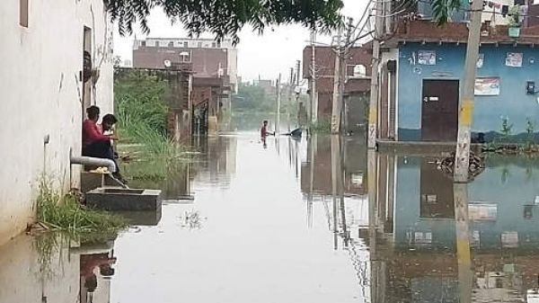 गाजियाबाद की दौलत नगर कॉलोनी में सैकड़ों लोग अपने घरों में फंसे, पांच से 12 फुट तक पानी में मकान