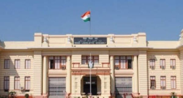 तेजस्वी के इस्तीफे की मांग को लेकर बिहार विधानसभा में हंगामा