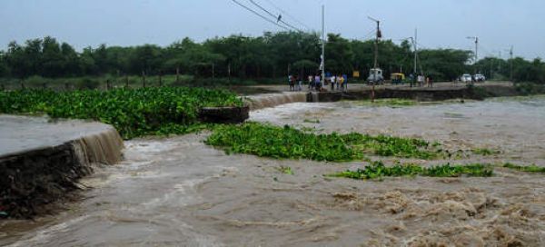 यमुना का जल स्तर घटने के बावजूद दिल्ली के कुछ हिस्सों में अब भी बाढ़