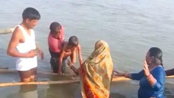 यहां कांवड़ियों को डूबने से बचाते हैं मुसलमान गोताखोर