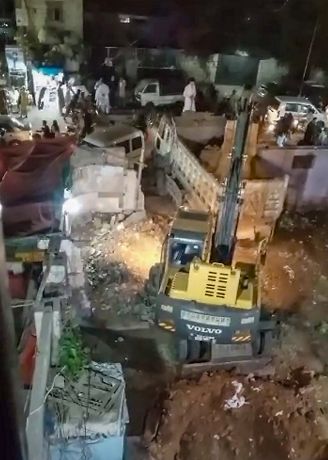 पाक में 150 साल पुराने मंदिर को गिराया गया