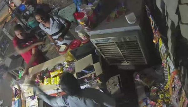 दबंगों ने ढाबा संचालक को पीटा, सीसीटीवी कैमरे में मारपीट कैद