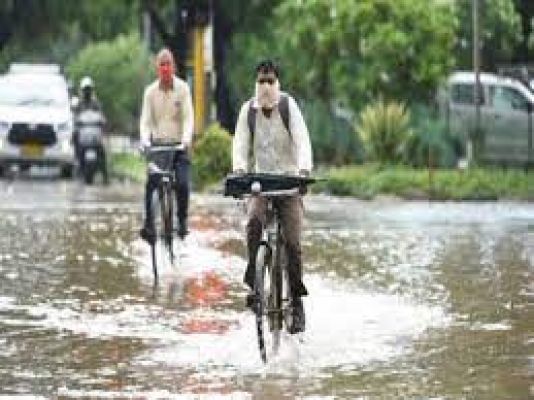 मप्र : भारी बारिश में सड़क बनी तालाब, दो घंटे तक यातायात संभालता रहा चायवाला