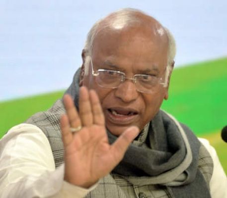 मोदी सरकार ने लोकतंत्र को भीड़तंत्र में बदला : खड़गे