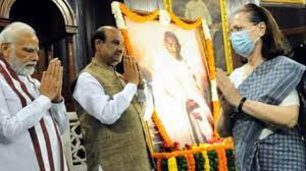 प्रधानमंत्री मोदी और सोनिया गांधी ने लोकसभा में थोड़ी देर बातचीत की