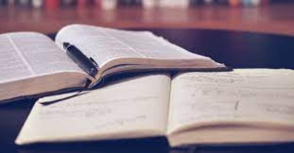 दूसरों के नाम का सहारा लेकर कहानी या उपन्यास लिखना डरपोक लेखकों का काम