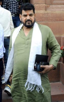 बृजभूषण शरण सिंह की जमानत का विरोध न करने पर दिल्ली पुलिस पर क्यों उठ रहे सवाल?