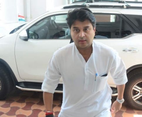 वीर सावरकर हवाईअड्डे विवाद पर सिंधिया ने कहा, कांग्रेस चीजों को बन रही सनसनीखेज
