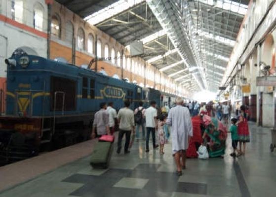 दिल्ली-जम्मूतवी राजधानी एक्सप्रेस में बम की कॉल से दहशत