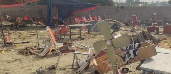पाकिस्तान: बम धमाके में 46 की मौत, इस्लामिक स्टेट पर संदेह