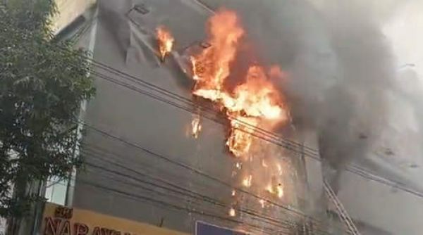 हैदराबाद में एक व्यावसायिक परिसर में लगी आग