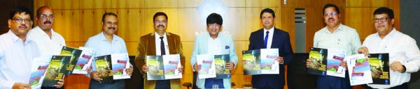 एनएमडीसी ने ग्राहक पोर्टल और उत्पाद ब्राशर का किया शुभारंभ 