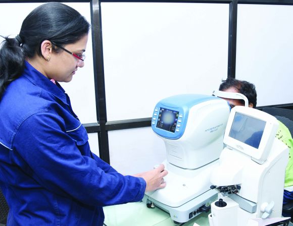 कंजक्टिवाइटिस रोकथाम के लिए बालको में नेत्र जांच शिविर