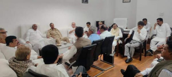 'इंडिया' के नेताओं ने संसद में की बैठक, मणिपुर पर फिर मांगा पीएम का बयान