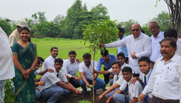 चैंपियन स्कूल में युवा चेंबर द्वारा पौधरोपण