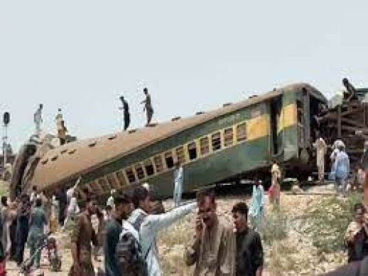 पाकिस्तान में ट्रेन पटरी से उतरी, 22 लोगों की मौत, 100 घायल