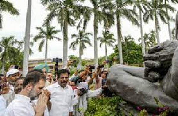 सदस्यता बहाल होने के बाद राहुल पहुंचे संसद, विपक्षी नेताओं ने किया स्वागत