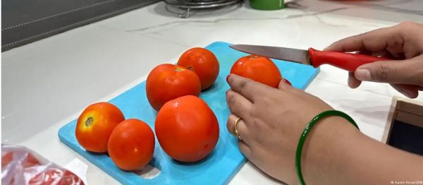 महंगा टमाटर: रसोई कैसे चला रही हैं भारतीय महिलाएं