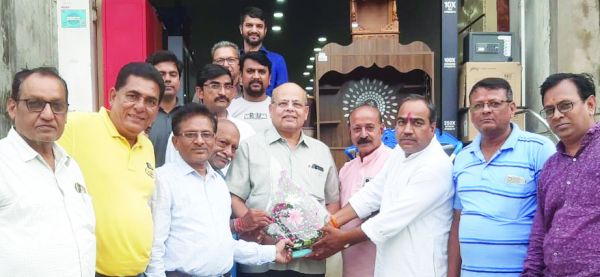 महादेव घाट रोड व्यापारी संघ की समस्याओं से हुए अवगत