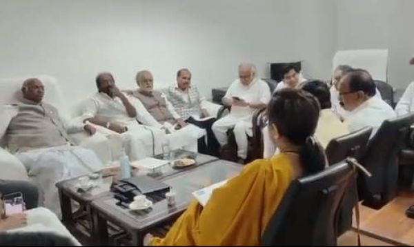'इंडिया' नेताओं की मणिपुर को लेकर बैठक, शांति बहाली के लिए लड़ाई जारी रखने का संकल्प
