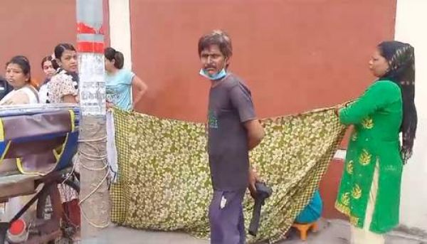 लखनऊ में राजभवन के बाहर साढ़े चार महीने की गर्भवती ने बच्चे को जन्म दिया