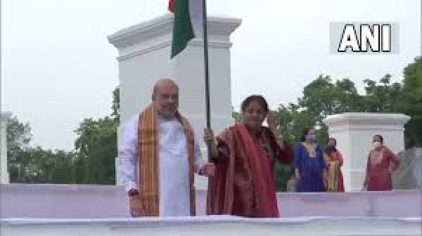 हर घर तिरंगा अभियान के तहत गृह मंत्री शाह ने अपने आवास पर फहराया तिरंगा