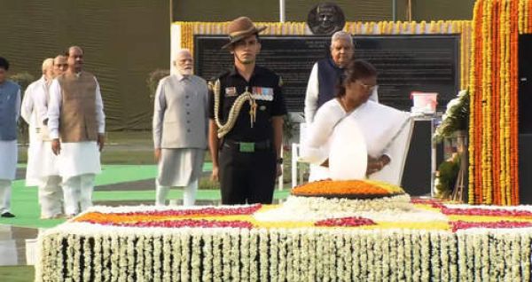 राष्ट्रपति, उपराष्ट्रपति और पीएम मोदी ने 'सदैव अटल' पहुंचकर वाजपेयी को दी श्रद्धांजलि