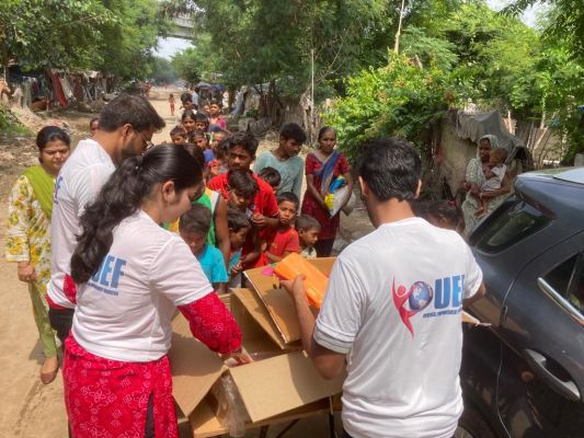 दिल्ली में बाढ़ पीडि़तों की मदद को आगे आया यूनिवर्सल  फाउंडेशन
