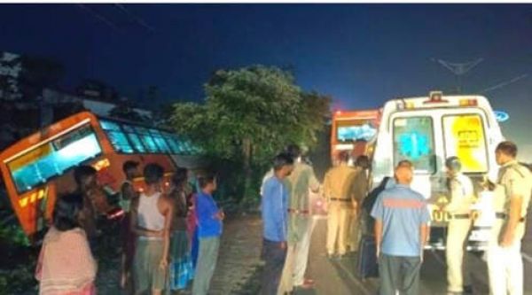 देहरादून से दिल्ली जा रही यूपी रोडवेज की बस दुर्घटनाग्रस्त, दो घायल