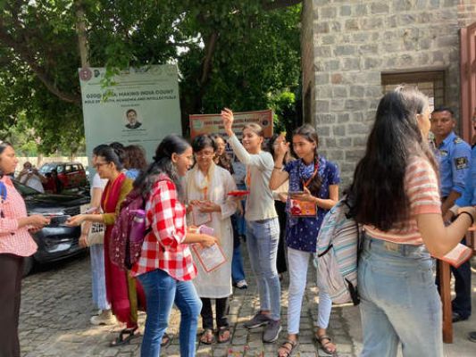 मिठाई और फूलों से शुरू हुआ डीयू का नया सत्र, रैगिंग को लेकर प्रशासन सख्त