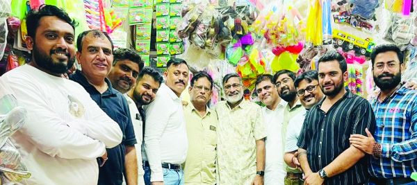 होलसेल कॉरिडोर पर संघों से युवा चेंबर लगातार मिल रहा है