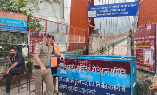 ऋषिकेश : रामझूला पुल के नीचे हो रहा भूकटाव, रोकी गई आवाजाही