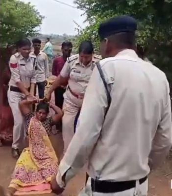 कटनी में महिला को बाल पकड़कर घसीटा, वीडियो वायरल