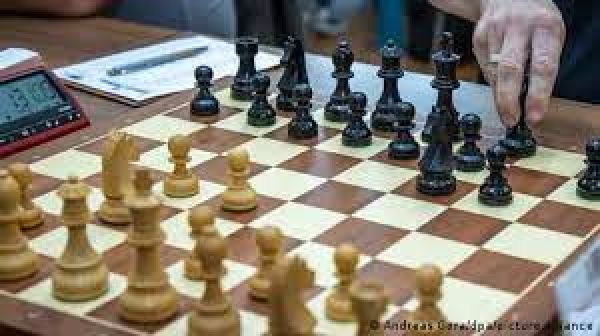 विश्व शतरंज महासंघ ने ट्रांसजेंडर महिलाओं पर प्रतियोगिताओं में भाग लेने से प्रतिबंध लगाया