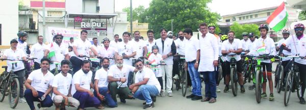 रोटरी कैपिटल का ध्वजारोहण एवं साइकल रैली में उत्साह