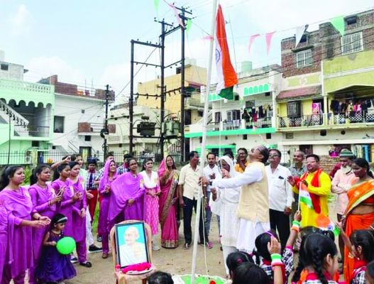 हिन्द इंग्लिश हाई स्कूल में बेग द्वारा ध्वजारोहण