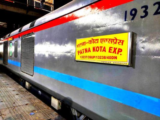 पटना-कोटा एक्सप्रेस ट्रेन में दो यात्रियों की मौत, छह बीमार
