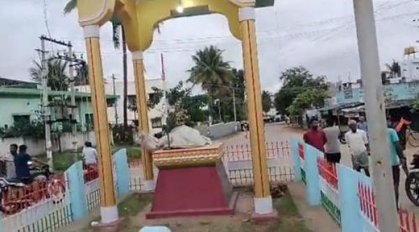 कर्नाटक में महात्मा गांधी की मूर्ति तोड़ी गई