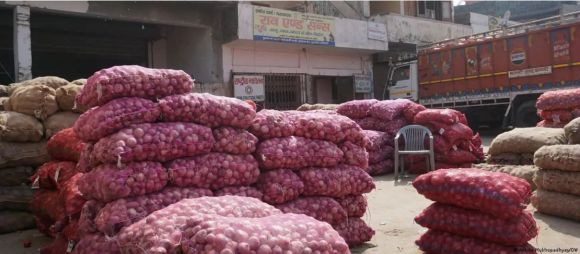 प्याज पर 40 प्रतिशत निर्यात शुल्क लगाने के विरोध में किसान
