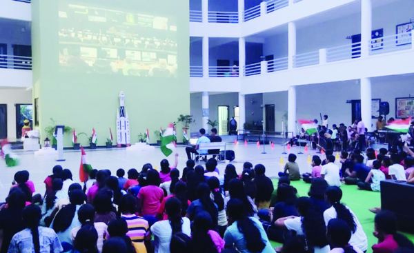 चंद्रयान-3 की सफलता पर जेपी स्कूल में जश्न 