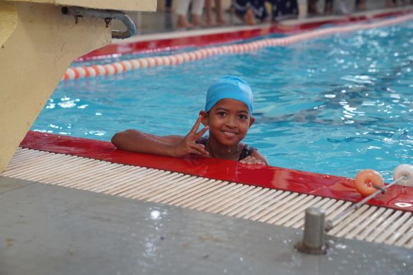 लगातार 7 से 8 घण्टे तैरती है फ्लोटिंग विंग्स की नन्हीं तैराक तनुश्री 