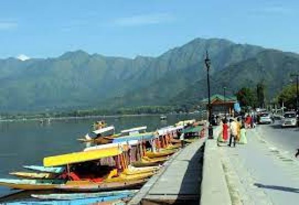 सोनिया ने डल झील में तैरते उद्यानों का दौरा किया