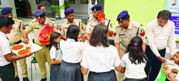 जेपी इंटरनेशनल के छात्राओं ने पुलिस-जवानों को बांधी राखी 