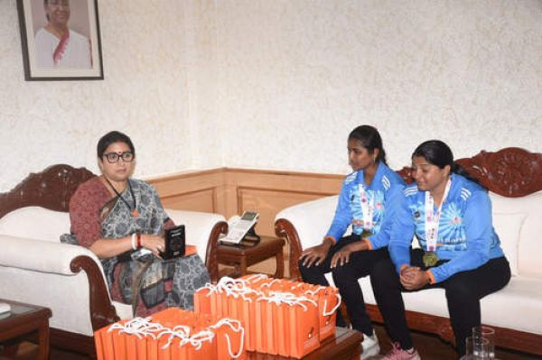 स्मृति ईरानी ने स्वर्ण पदक विजेता भारतीय महिला ब्लाइंड क्रिकेट टीम को सम्मानित किया